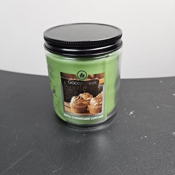 Goose Creek Apple Cheesecake Cupcake Single Wick Candle - Picture 1 of 5